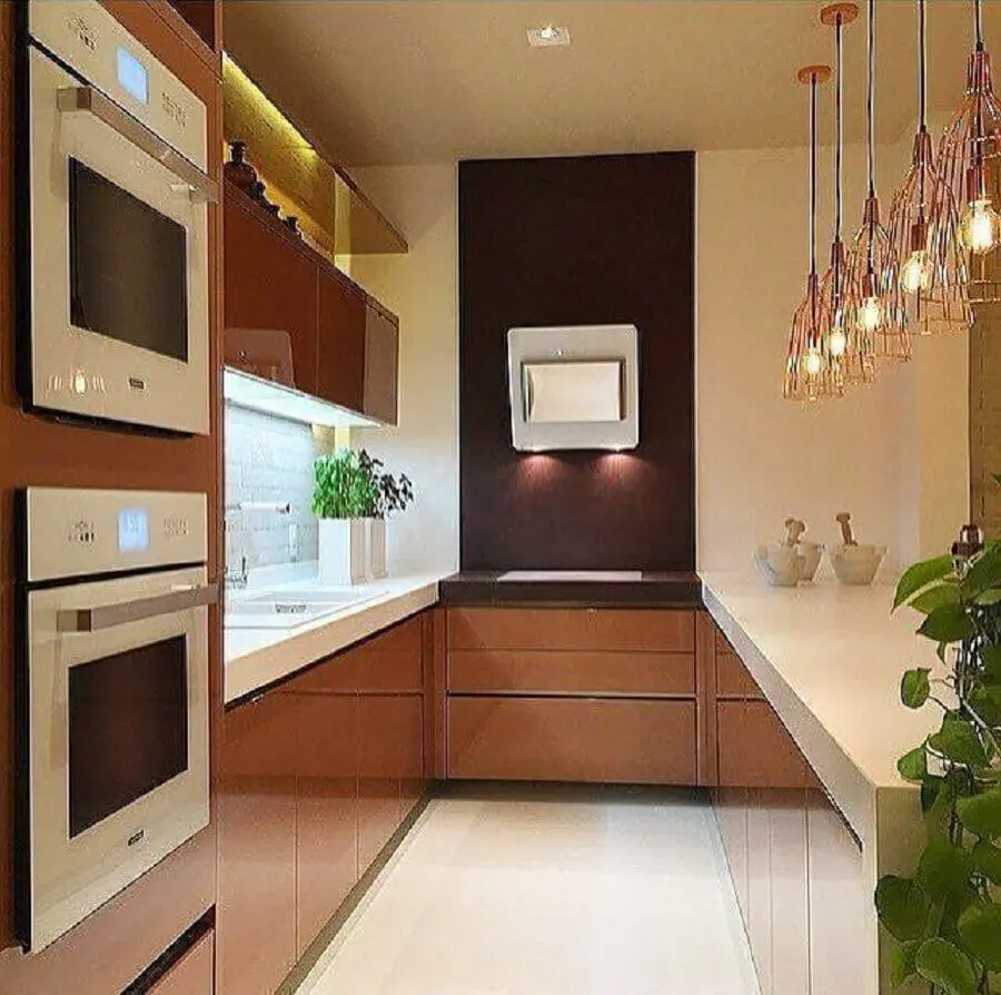 cozinha compacta com balcão branco e pendentes modernos