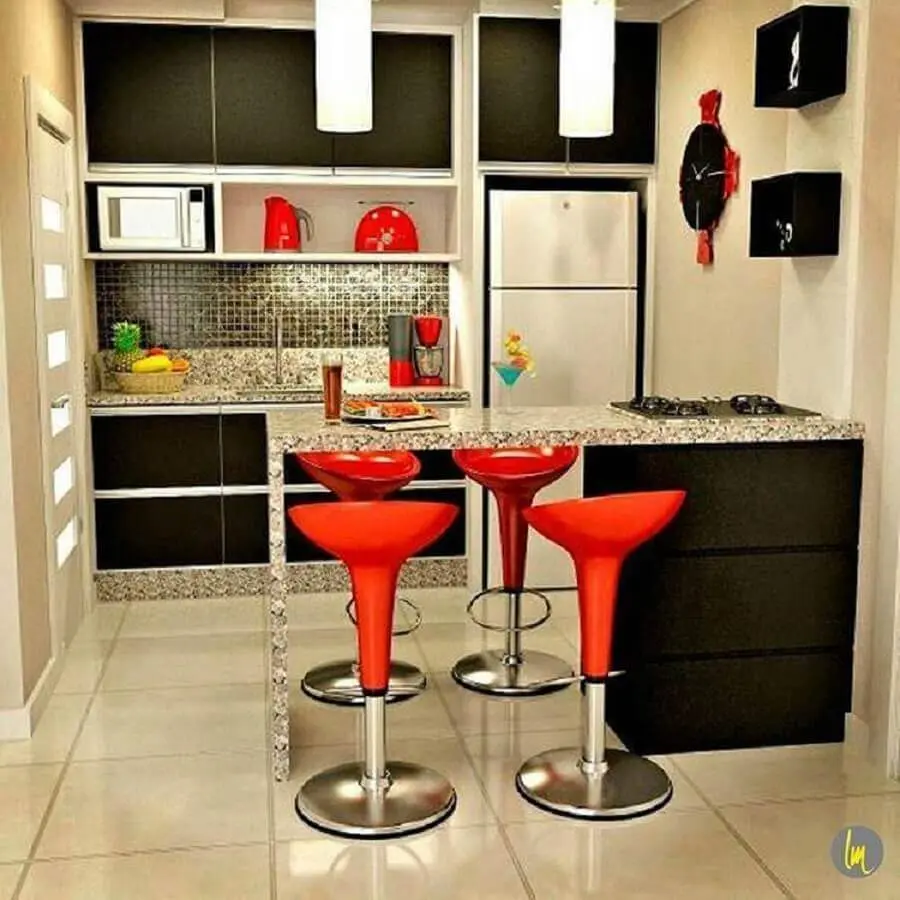 cozinha compacta com balcão e armários com portas pretas