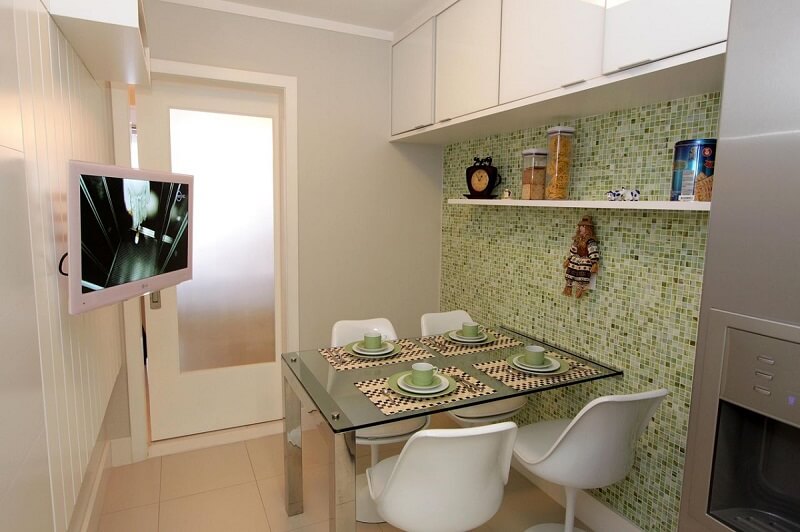 Cozinha compacta com mesa Projeto de Lorrayne Zucolotto