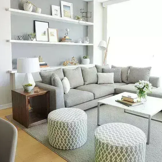 sala cinza com sofá com chaise