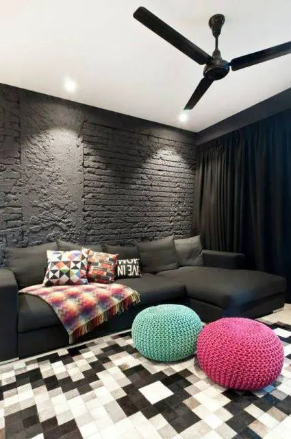 sofá com chaise na sala com parede preta