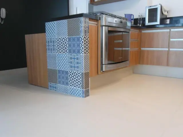 Adesivo para azulejo de cozinha no armário Projeto de SS Reforma e Arquitetura