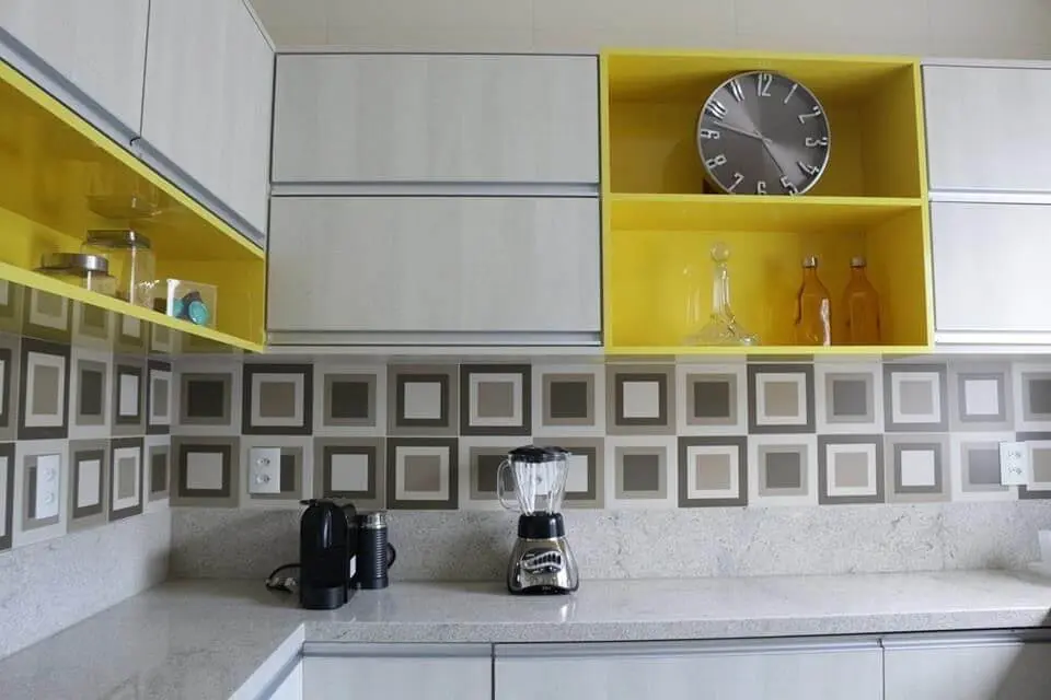 Cozinhas modernas com rodabanca geométrica e móveis planejados Projeto de Lorena Lelis