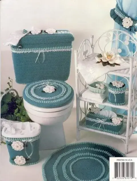 Jogo de banheiro de crochê azul com flores