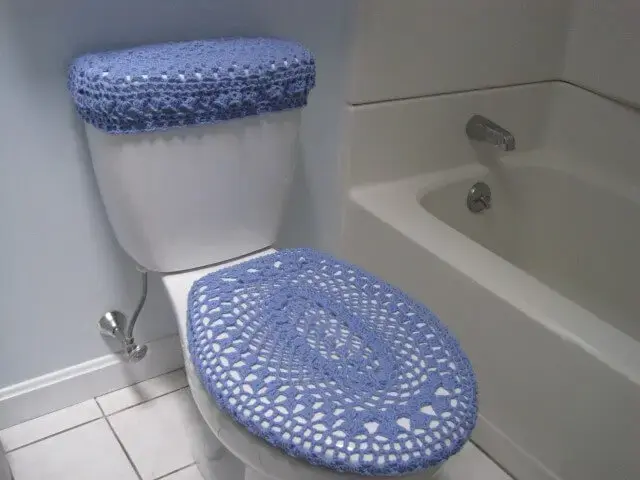 Jogo de banheiro de crochê azul discreto