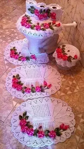 Jogo de banheiro de crochê branco com flores rosas