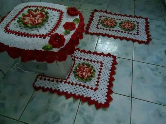 Jogo de banheiro de crochê branco e vermelho com flores