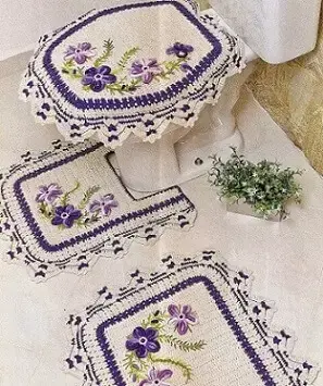 Jogo de banheiro de crochê com borda azul e flores
