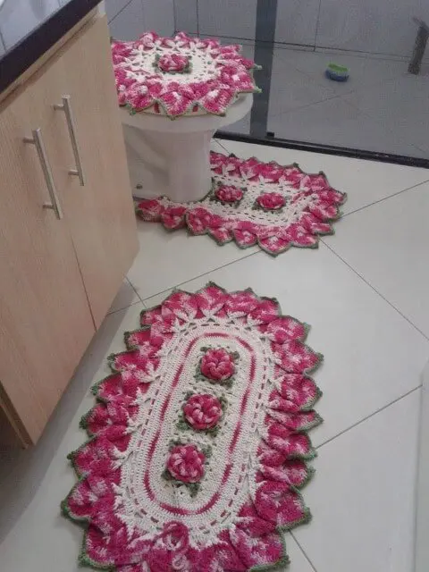 Jogo de banheiro de crochê com borda diferente rosa com flores