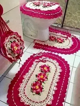 Jogo de banheiro de crochê com borda rosa e flores