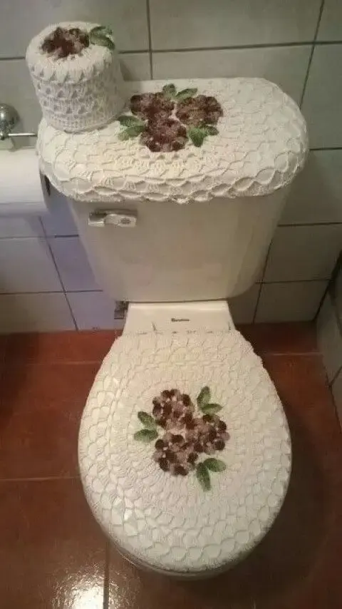 Jogo de banheiro de crochê com detalhe de flores