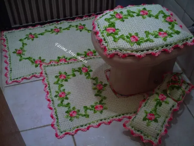 Jogo de banheiro de crochê com flores e borda rosa