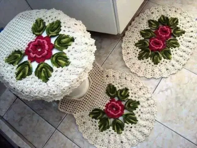 Jogo de banheiro de crochê com flores rosas e folhas verdes