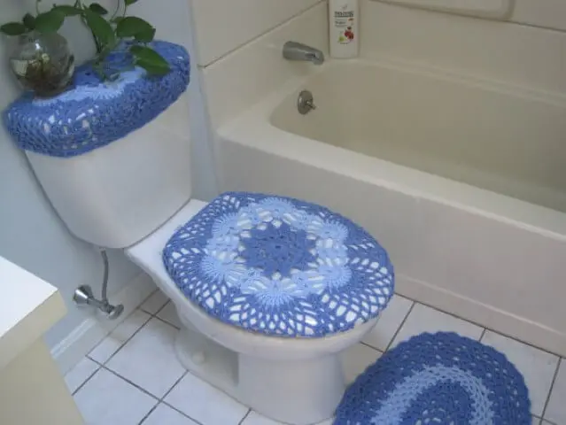 Jogo de banheiro de crochê em tons de azul