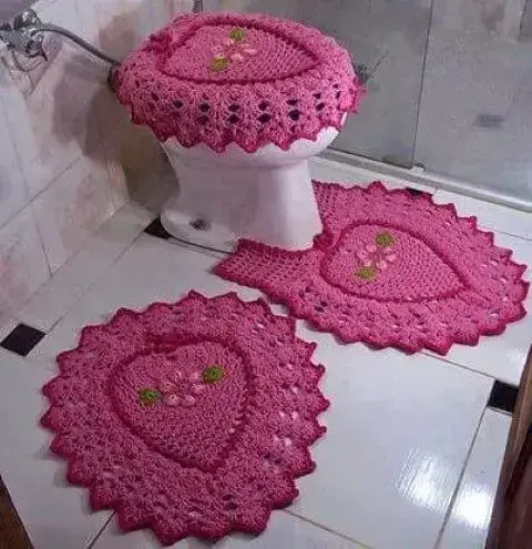 Jogo de banheiro de crochê rosa com corações