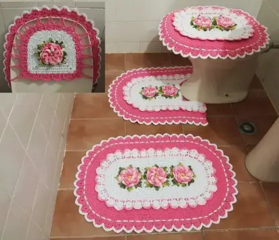 Jogo de banheiro de crochê rosa e branco com flores