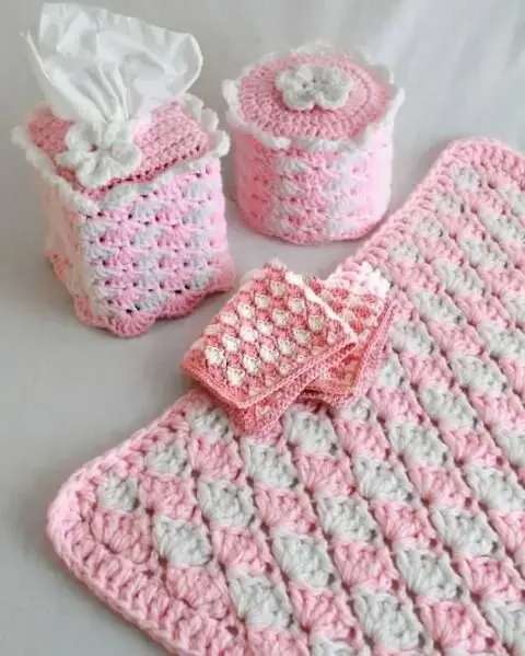 Jogo de banheiro de crochê rosa e branco