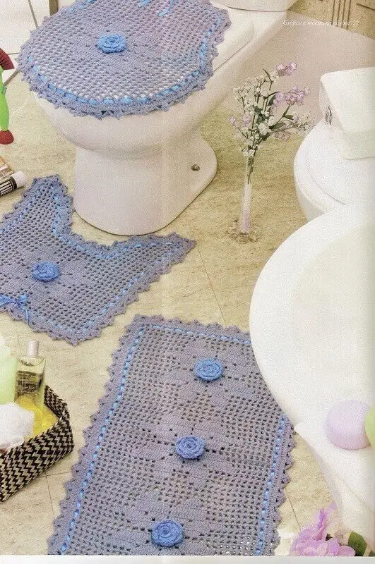 delicado jogo de banheiro de crochê azul