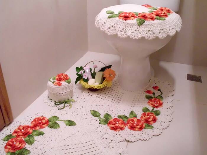 jogo de banheiro de croche branco com flores laranjas