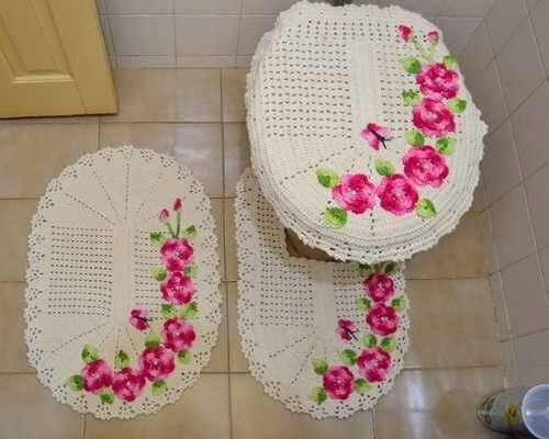 jogo de banheiro de croche com flores rosas
