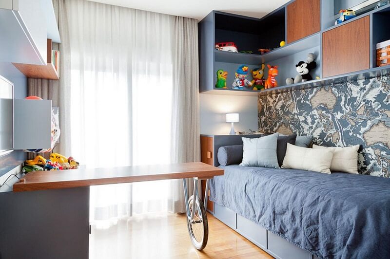 prateleiras para quarto de menino azul e madeira suite arquitetos 25930