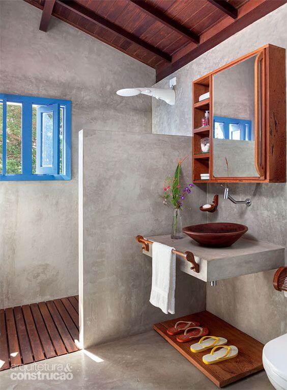 Reforma de banheiro com janelas de madeira e cimento queimado