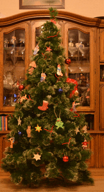 Gif de árvore de natal sendo decorada