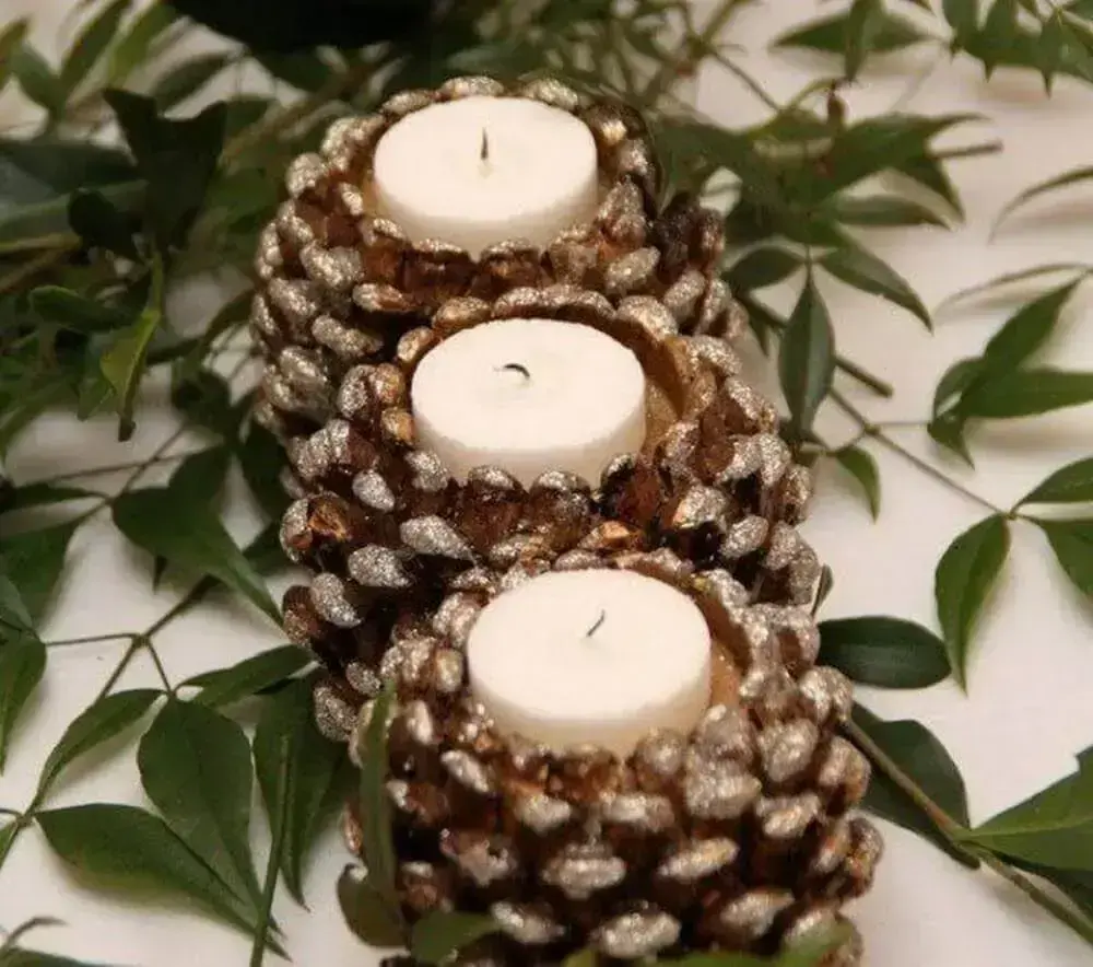 Pinhas e velas também são itens sempre presentes na decoração de natal
