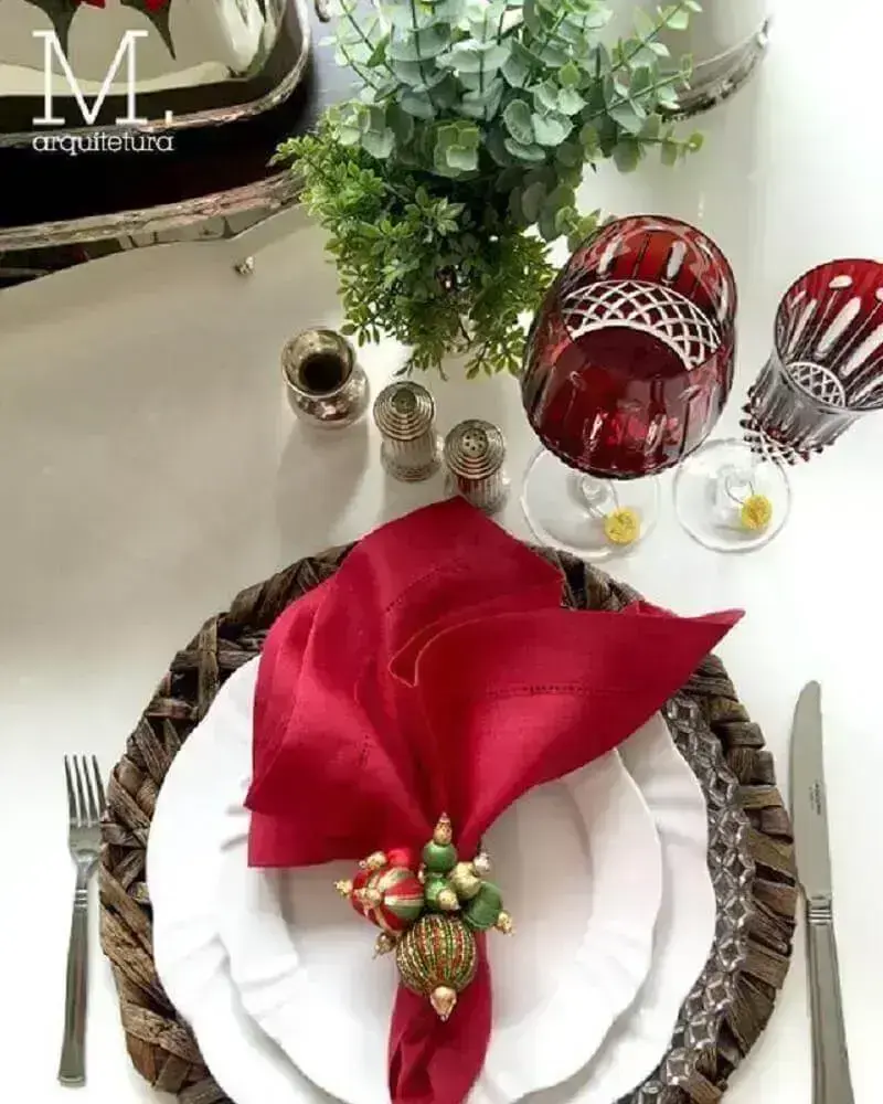 A mesa da ceia de natal precisa ter uma decoração bem especial