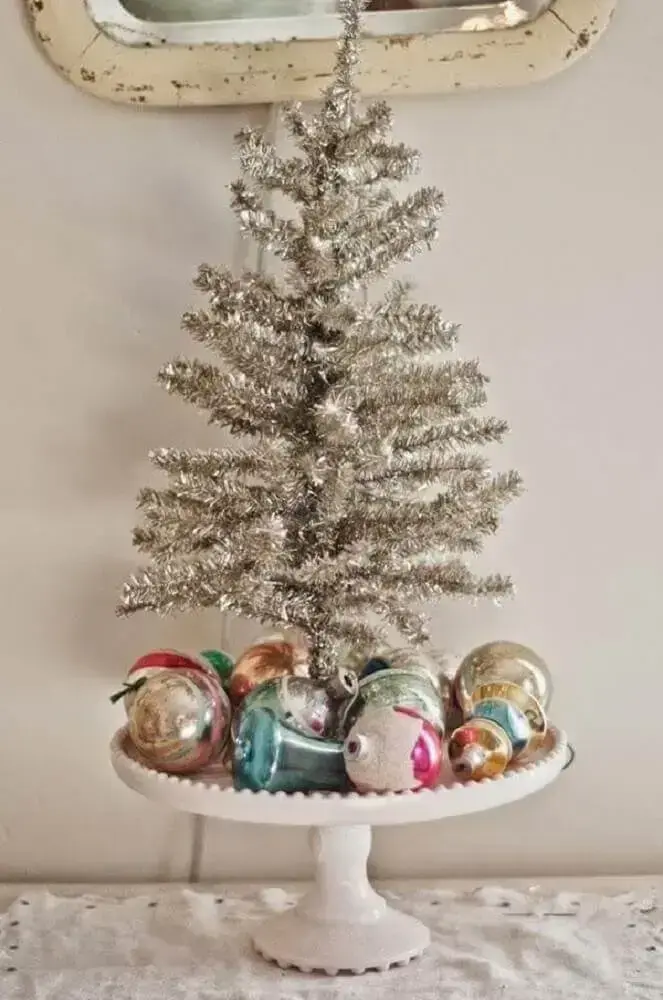 Decoração natalina com árvore prata e bolas de natal