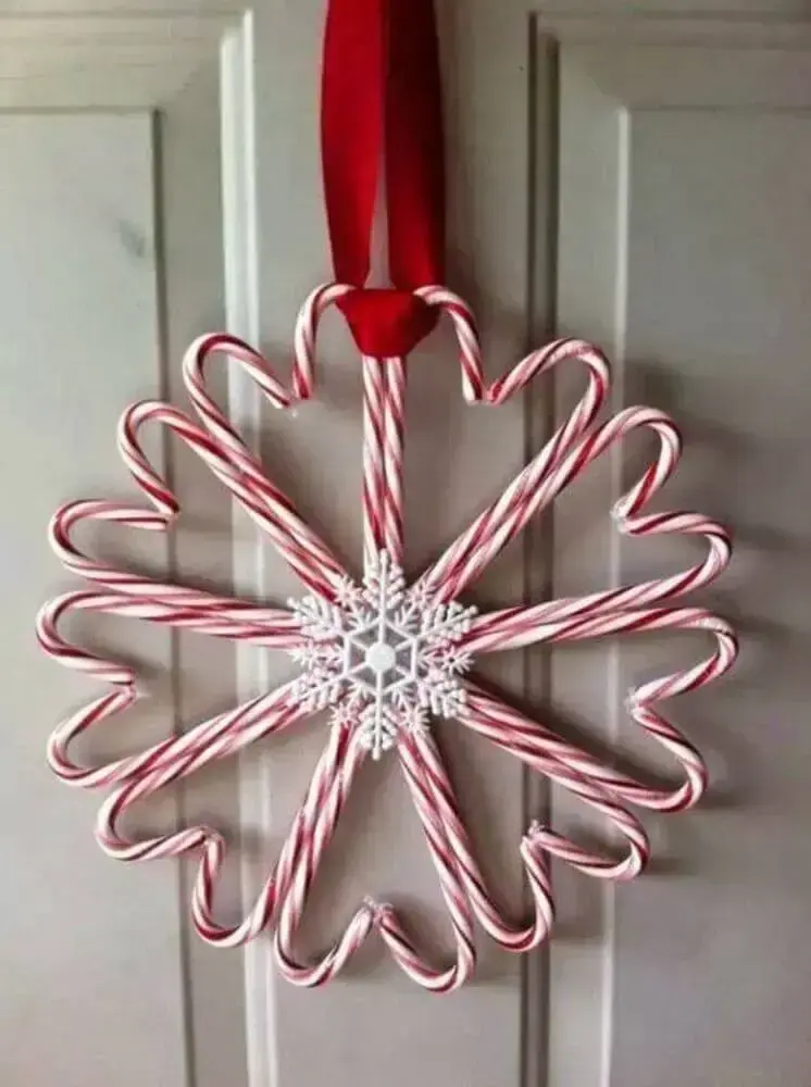 Decoração para porta com guirlanda natalina artesanal