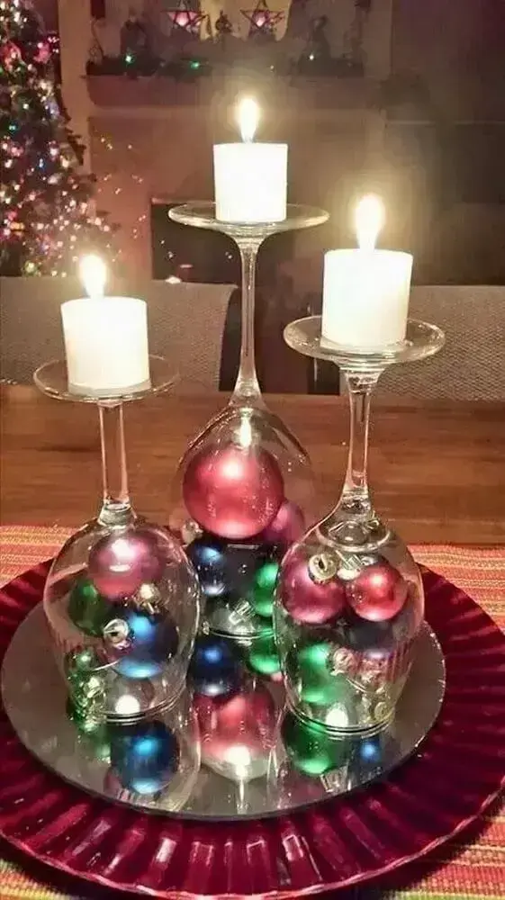Porta velas com taças é uma forma criativa de aproveitar seus próprios itens de decoração