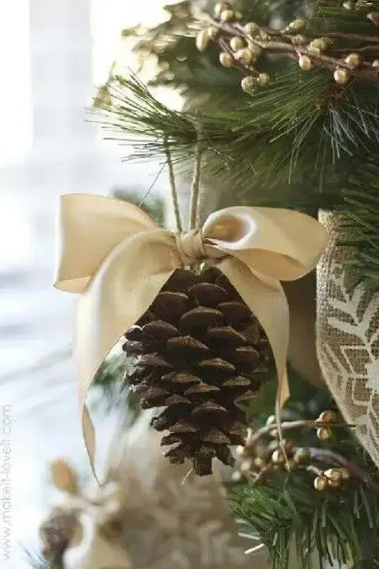 Lindo enfeite de natal para árvore com pinhas e laço de cetim