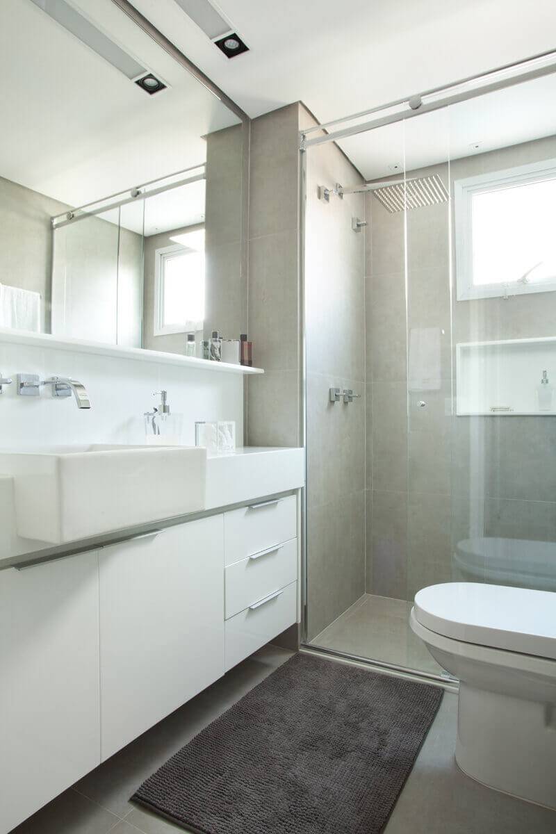 reforma de banheiro com piso que imita cimento queimado e metais com design diferenciado