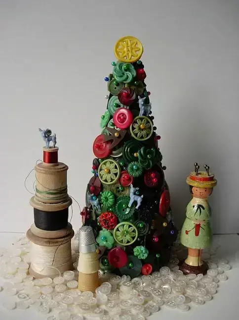Árvore de natal artesanal feita com botões Foto de Incredibilia