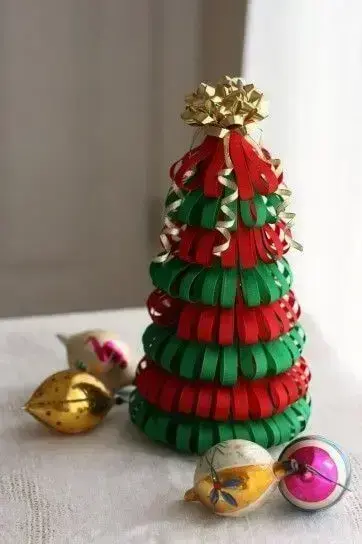 Árvore de natal artesanal feita com tiras de papel vermelho e verde Foto de Pinterest