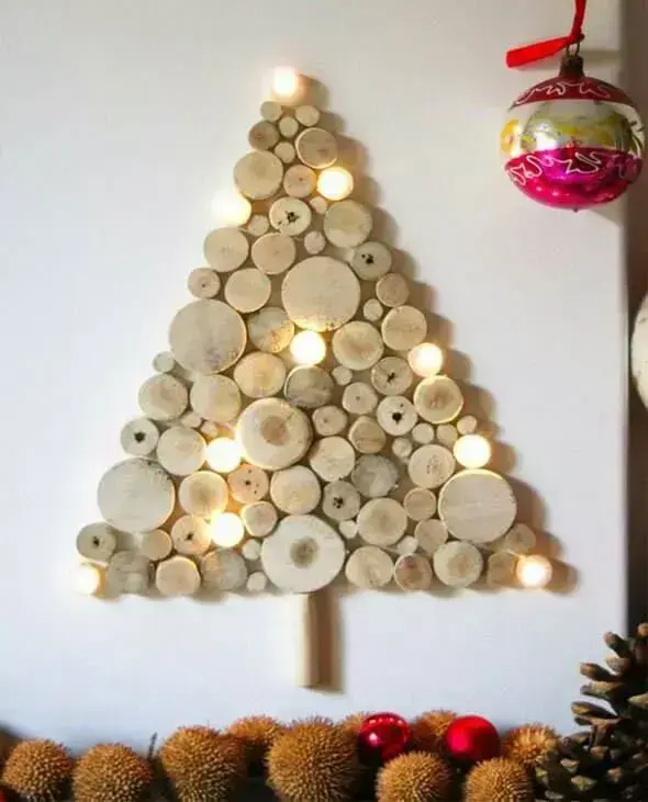 Árvore de natal artesanal feita com tocos de madeira Foto de Revide