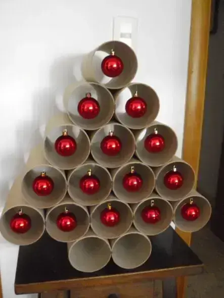 Árvore de natal artesanal feita com tubos de papel higiênico e bolinhas vermelhas Foto de Artesanato Cultura Mix