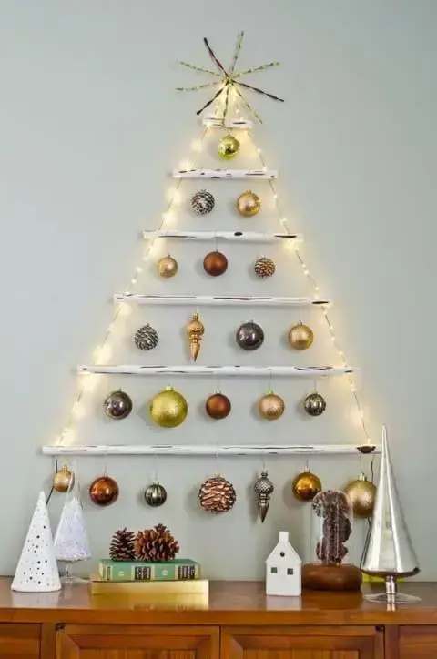 Árvore de natal artesanal feita de canos e enfeites típicos Foto de Pinterest