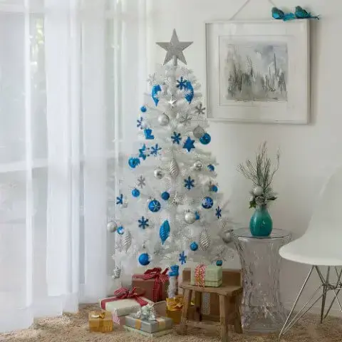 Árvore de natal branca com enfeites azuis e prateados Foto de Sou Barato