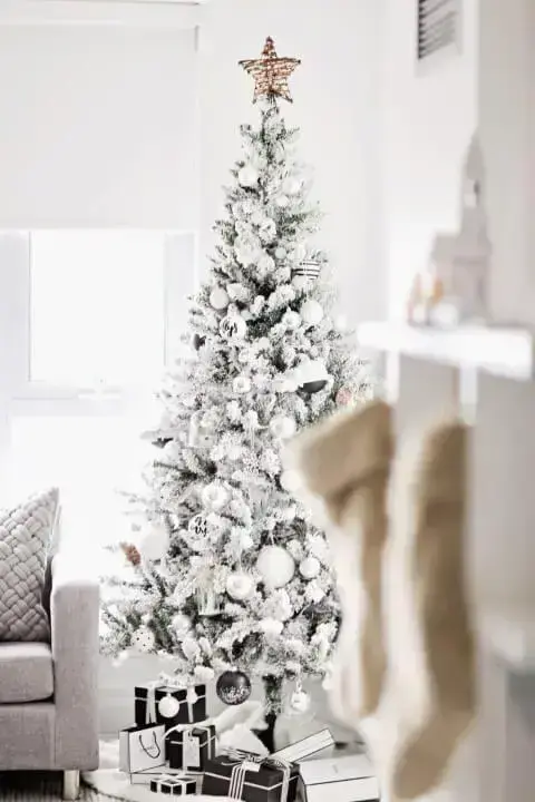 White Christmas tree with silver and white Christmas decorations Photo by Pinterest