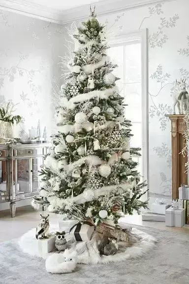 Árvore de natal com decoração branca e com detalhes douradas Foto de Pinterest