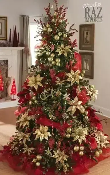 Árvore de natal com enfeites vermelhos e dourados Foto de Studio Raz Imports