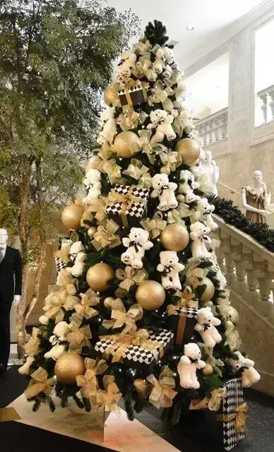 Christmas tree with white teddy bears and golden ornaments Photo by Pinterest