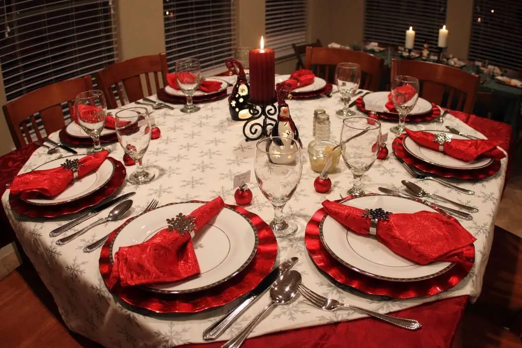 Decoração de Natal para a ceia de jantar mes posta vermelha