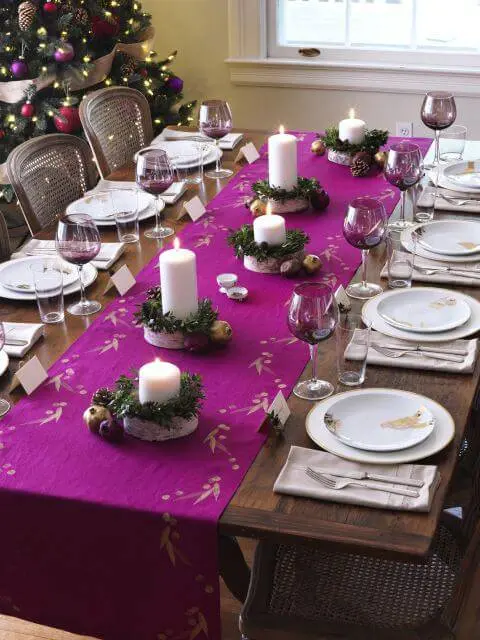Decoração de Natal para a ceia de jantar mesa posta roxa