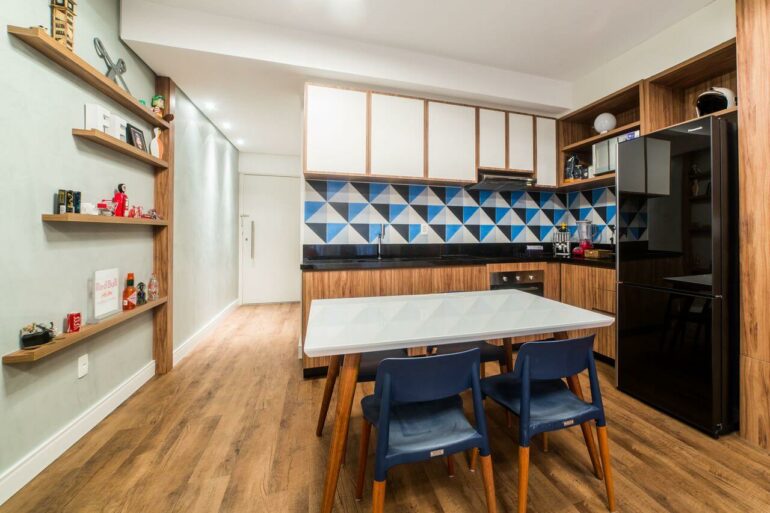 Móveis planejados otimizam o espaço dessa cozinha. Projeto de Jessica Alavaski