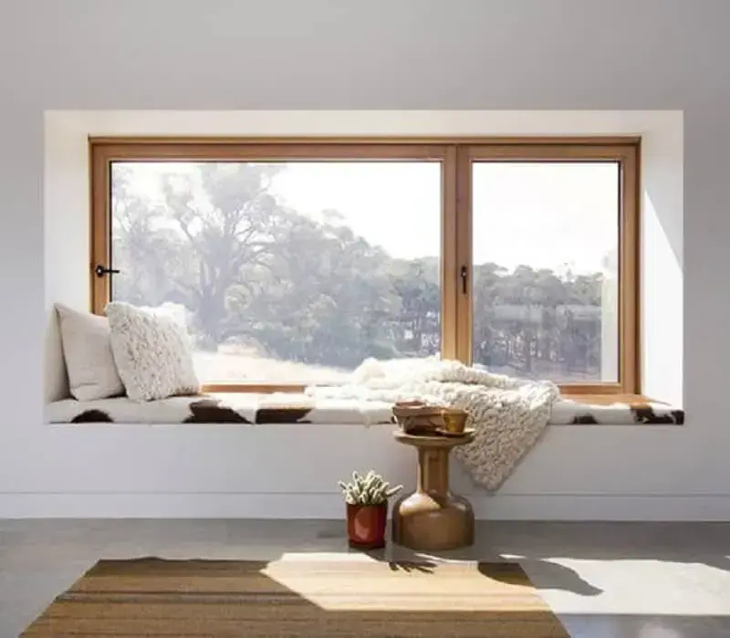 cantinho da leitura ao lado da janela com decoração minimalista Foto Pinterest