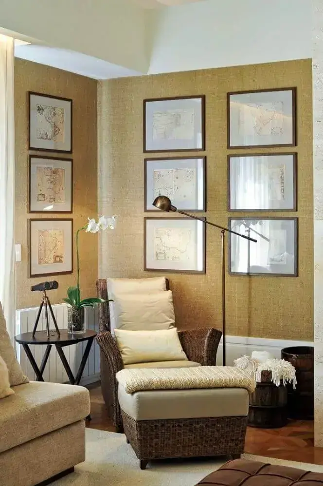 cantinho da leitura na sala decorado com luminária de chão cobre Foto Pinterest