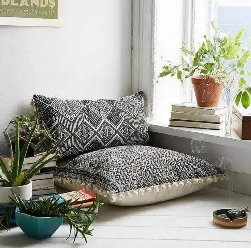 decoração cantinho da leitura com almofadas grandes e vasos de plantas Foto Pinterest